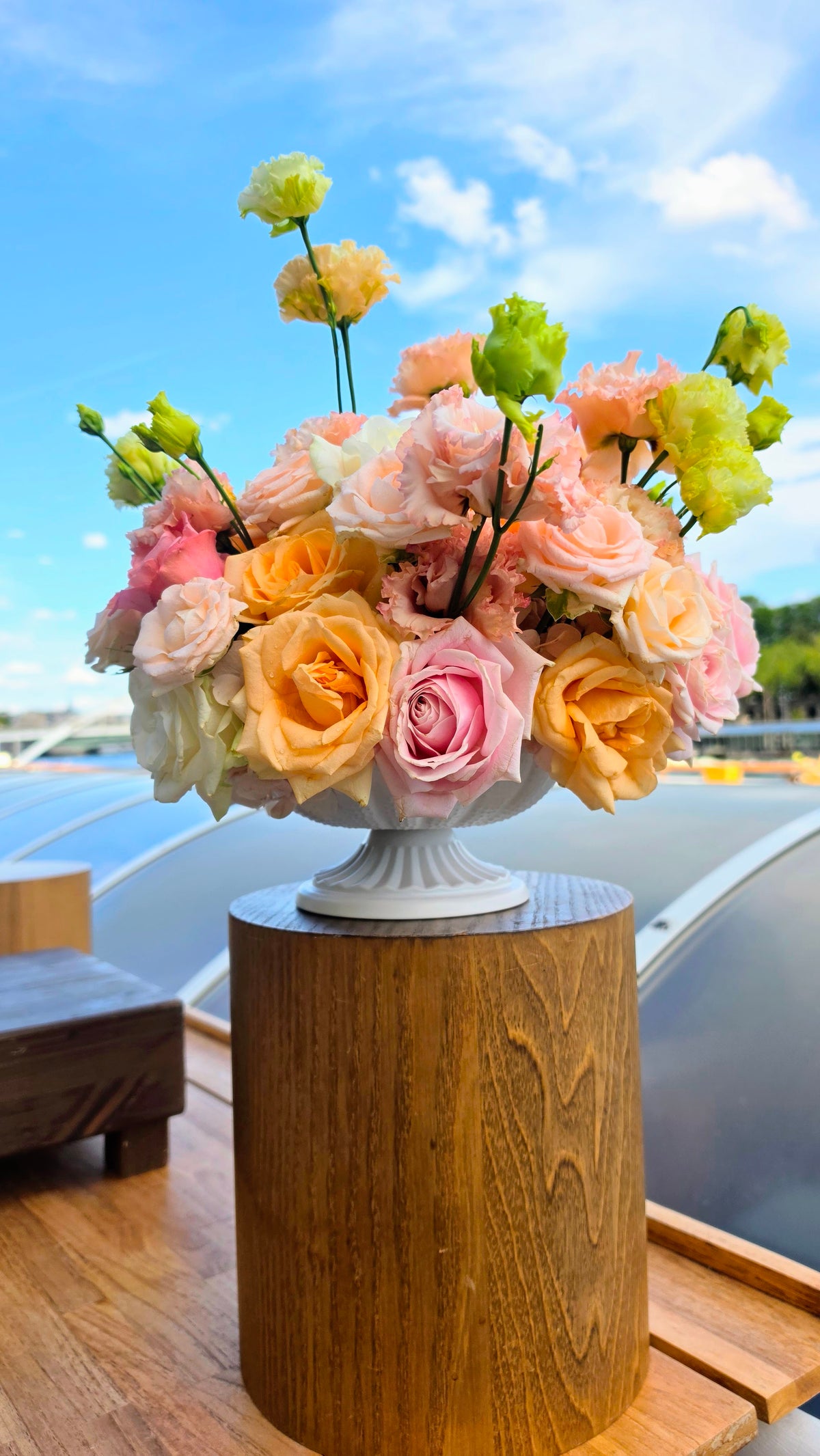 Coupe florale blanche sur pied — Centre de table élégant