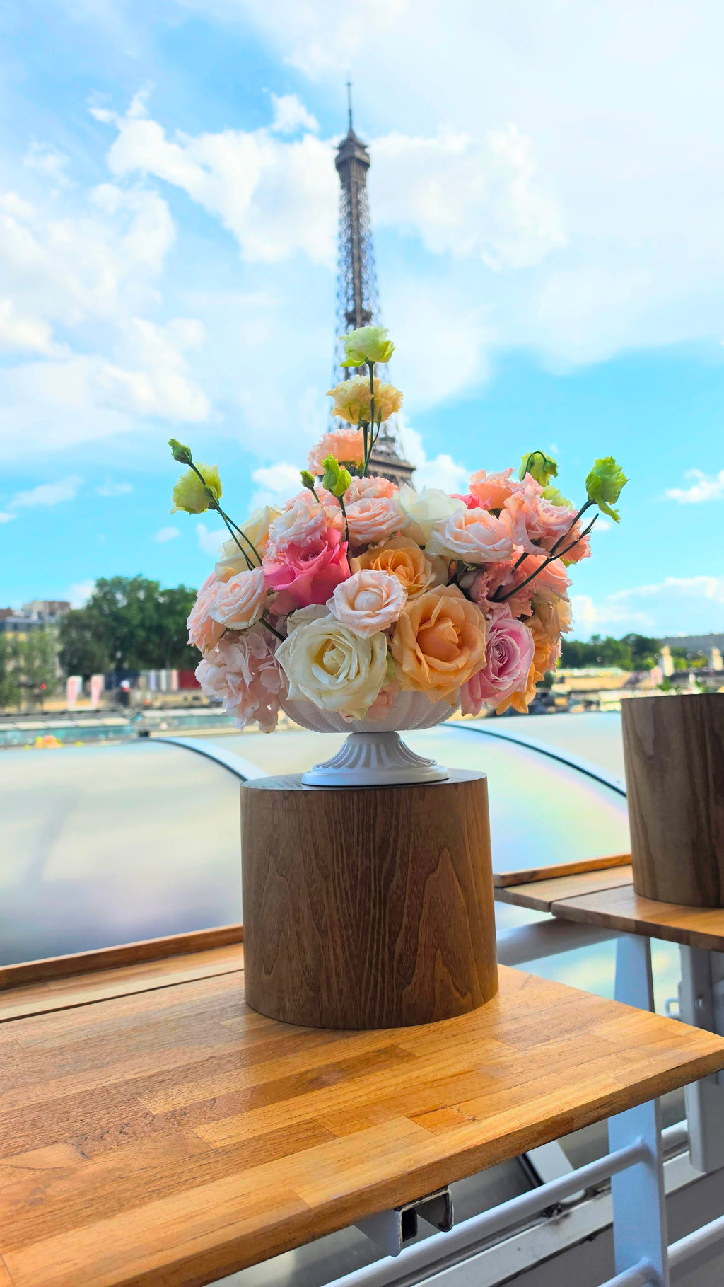 Coupe florale blanche sur pied — Centre de table élégant