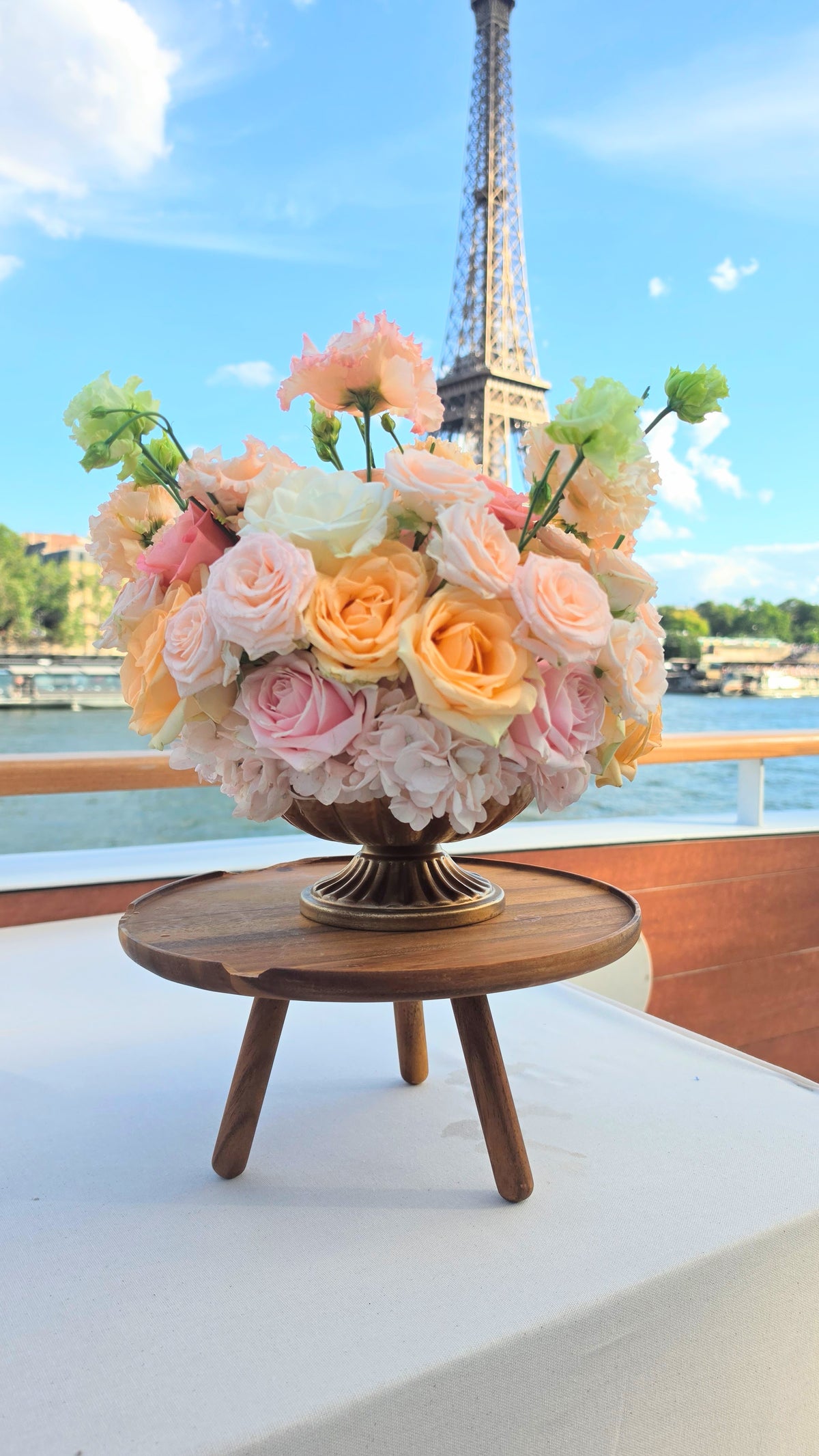 Coupe florale dorée sur pied — Centre de table élégant