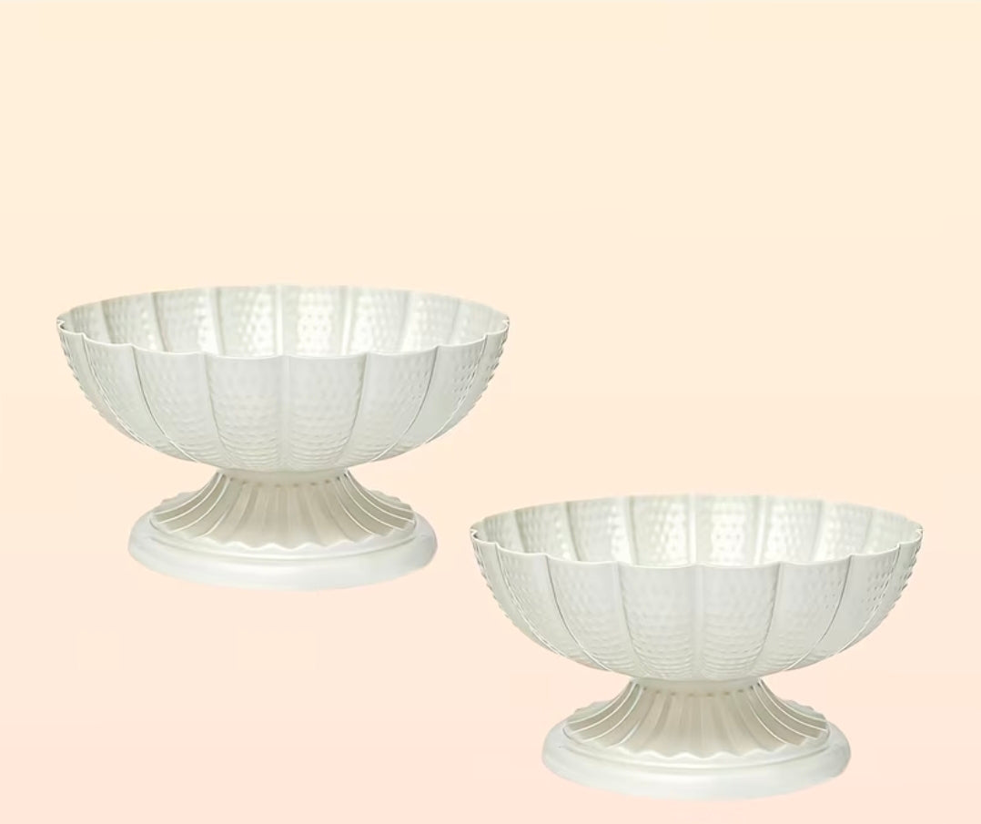 Coupe florale blanche sur pied — Centre de table élégant
